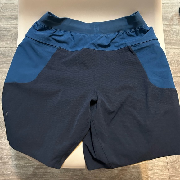 Lululemon Men Small Namaste At The Beach Short 8" two tone Blue Mesh Lined - Picture 5 of 10